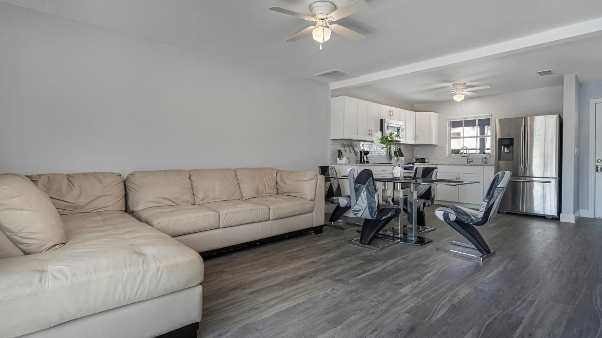 2 Bedroom 2 Bathroom In Yacht Club Area * Cape Coral