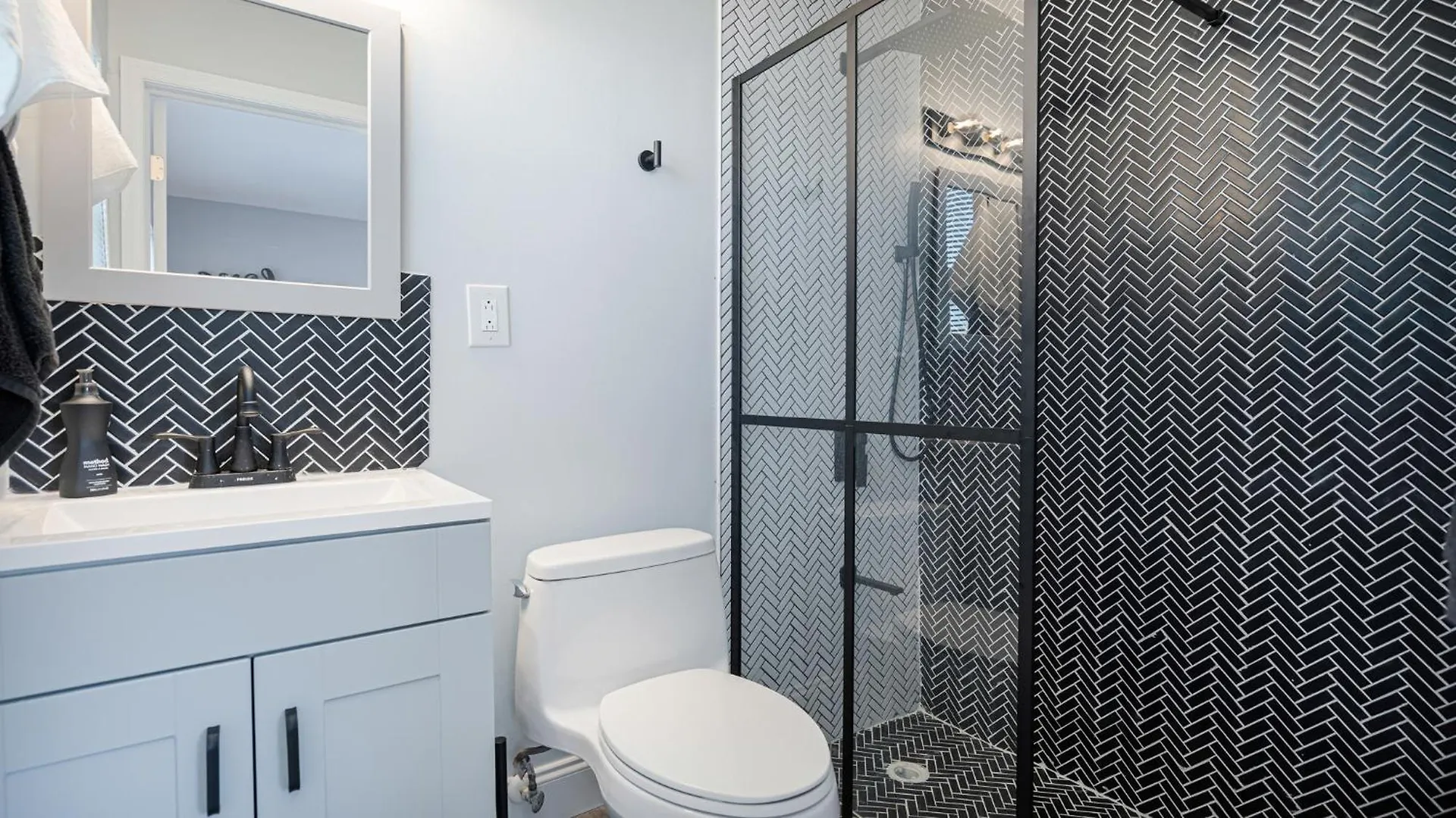 2 Bedroom 2 Bathroom In Yacht Club Area *