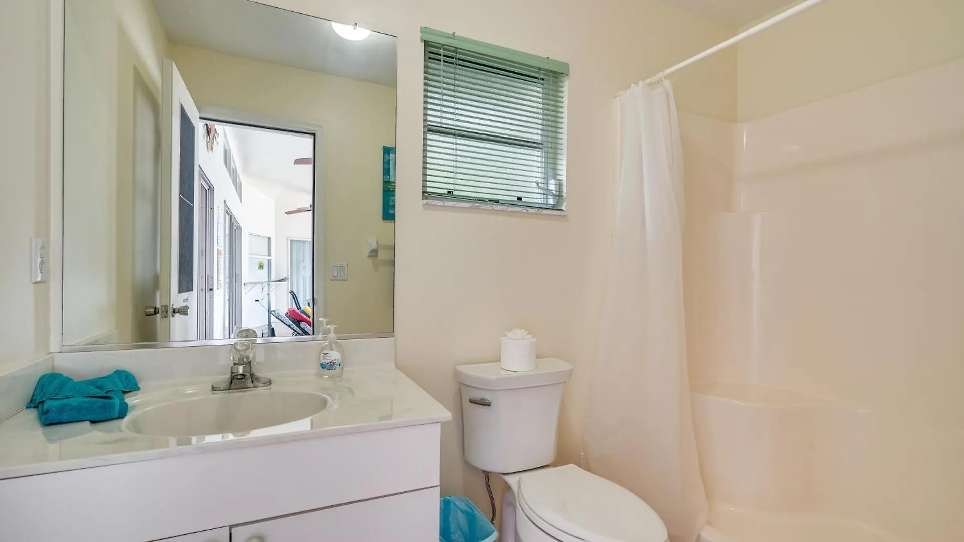 Sunny With Lanai And Pool On Canal! * Cape Coral