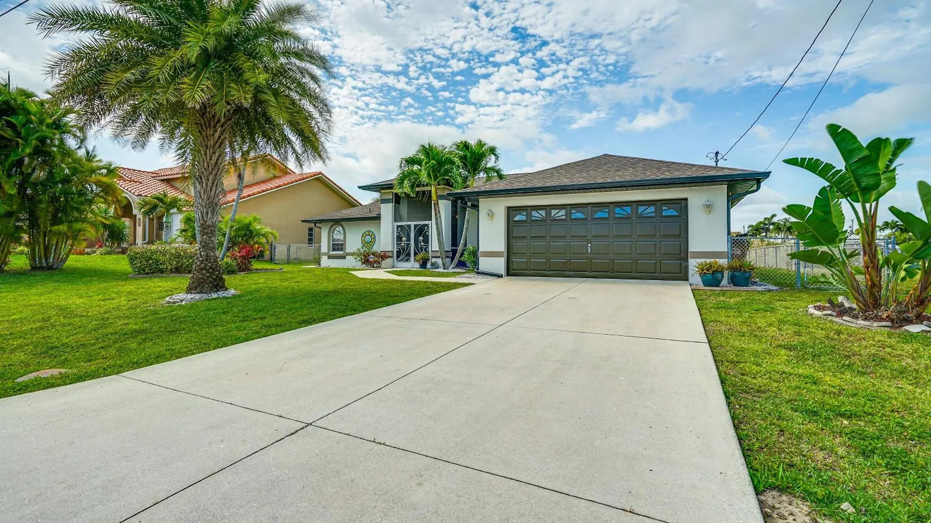 Sunny With Lanai And Pool On Canal! Cape Coral