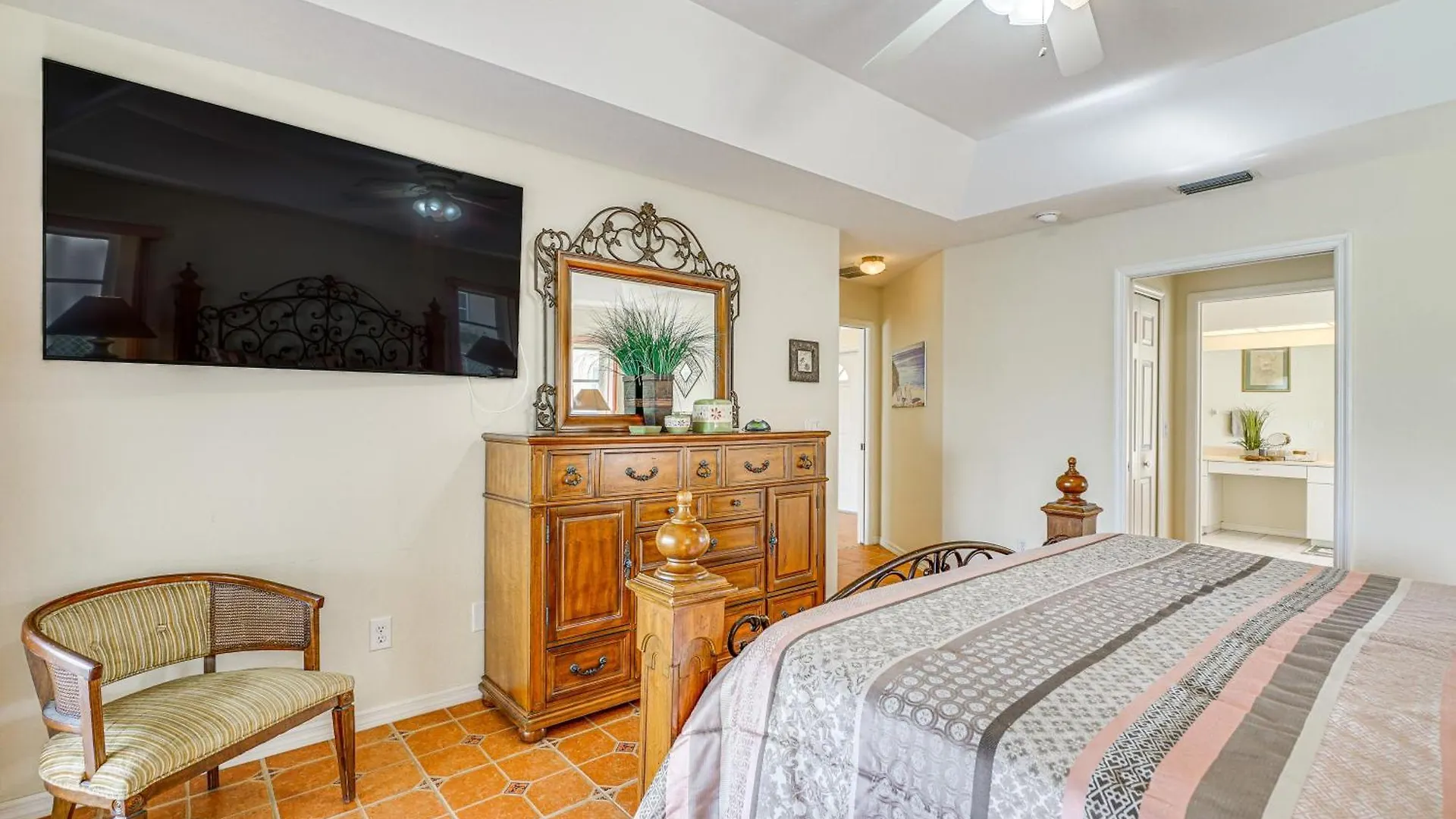 Sunny With Lanai And Pool On Canal! * Cape Coral