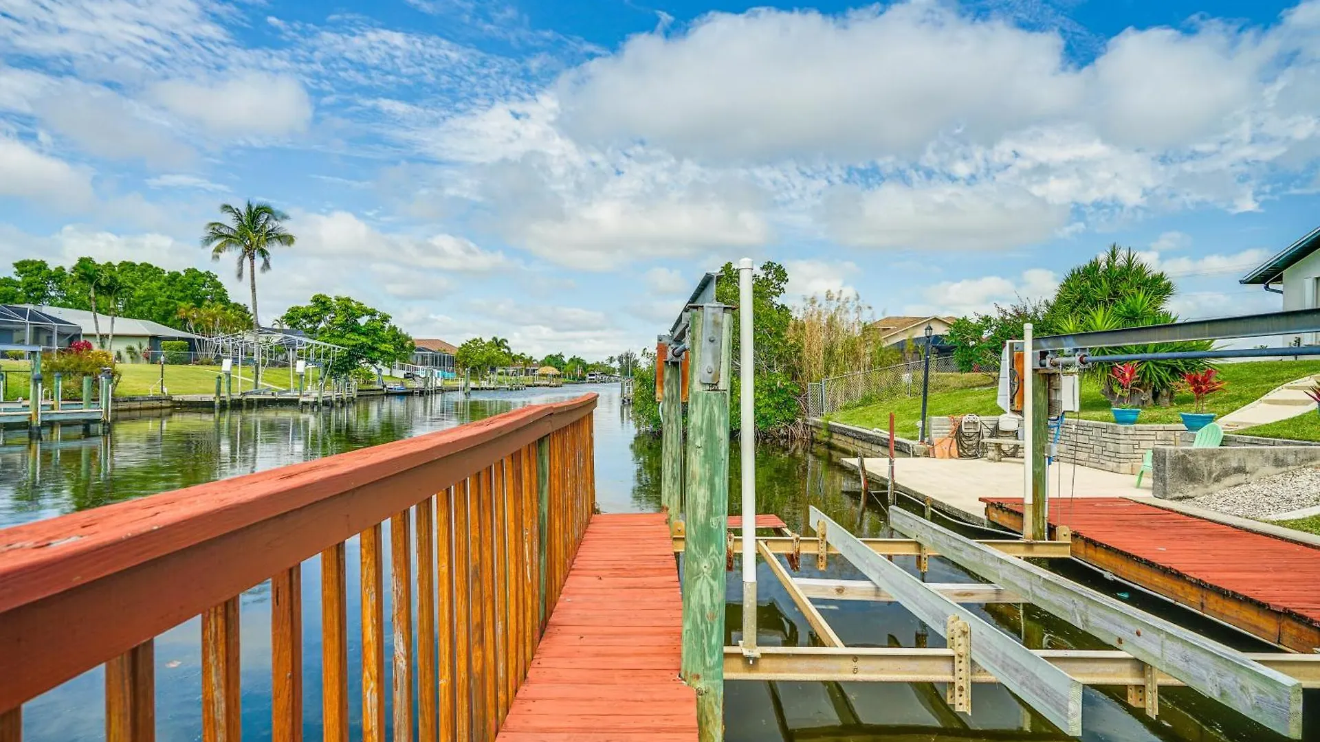 Sunny With Lanai And Pool On Canal! Cape Coral