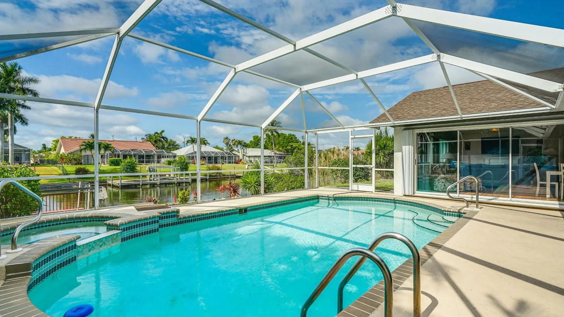 Sunny With Lanai And Pool On Canal! Holiday home *