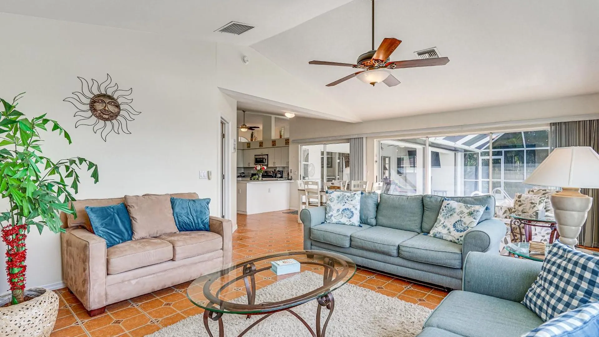 Sunny With Lanai And Pool On Canal! Holiday home Cape Coral