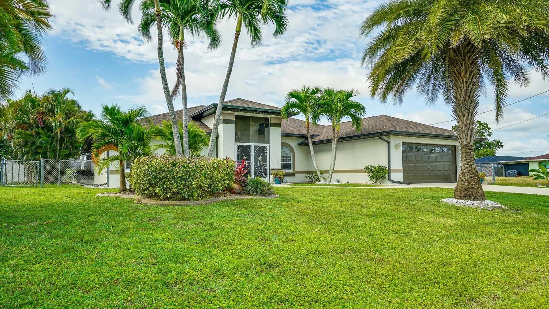 Sunny With Lanai And Pool On Canal! * Cape Coral
