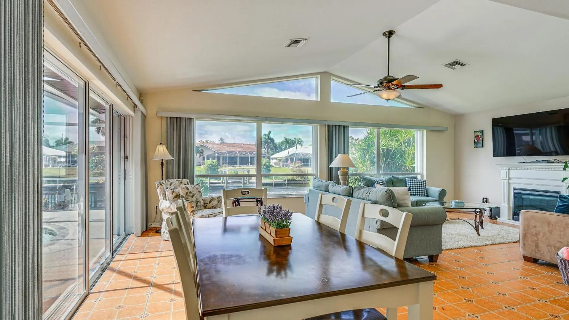 Sunny With Lanai And Pool On Canal! Holiday home