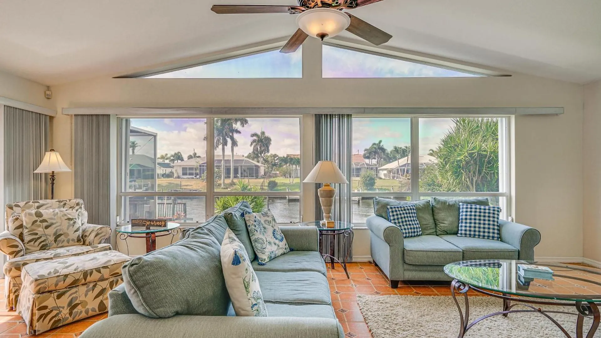 Sunny With Lanai And Pool On Canal! Cape Coral
