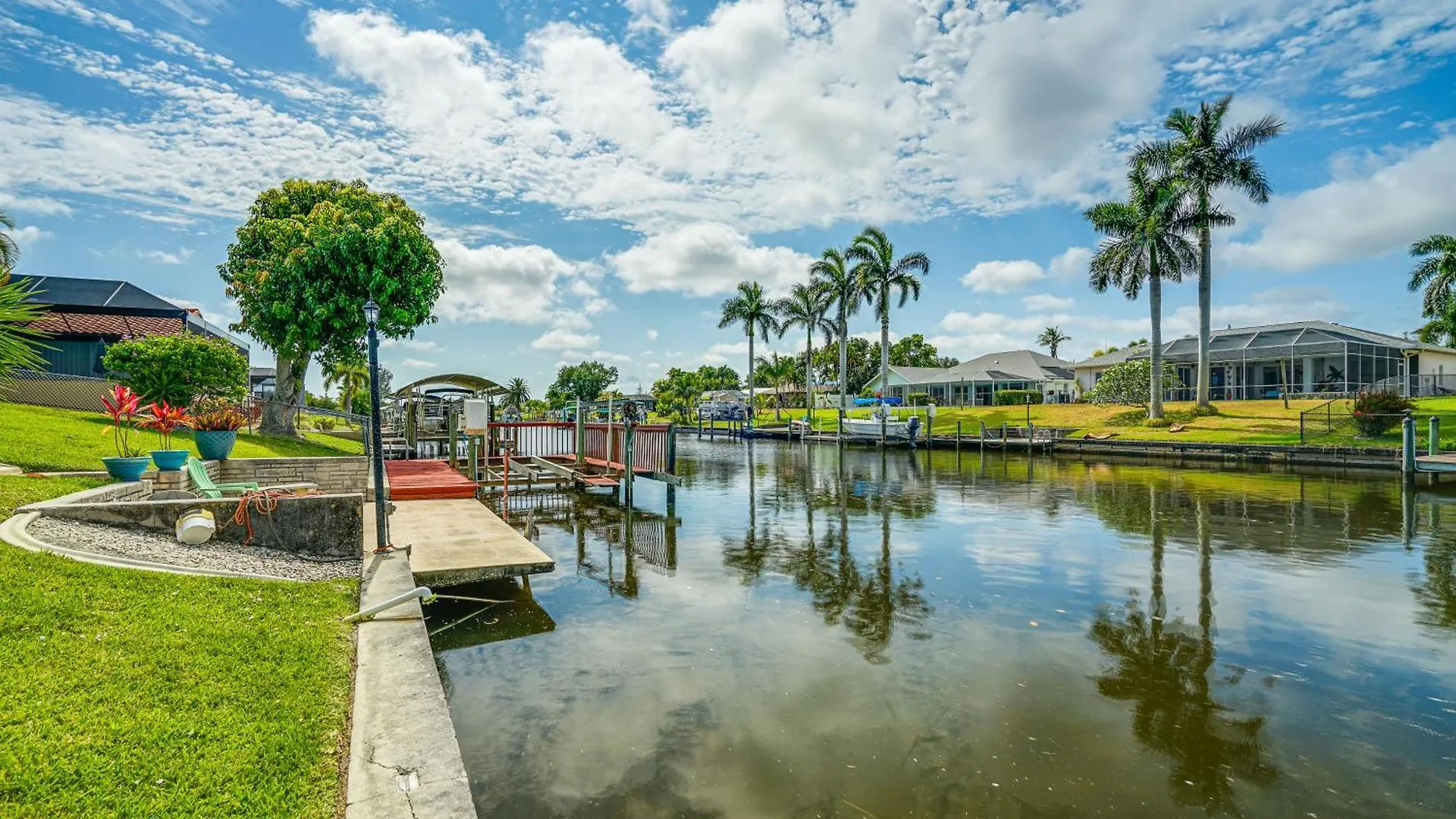 Sunny With Lanai And Pool On Canal! Holiday home *