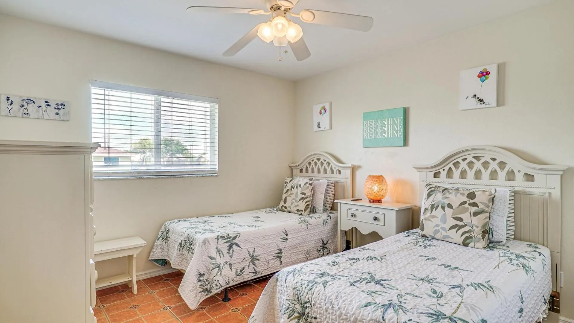 Sunny With Lanai And Pool On Canal! Cape Coral