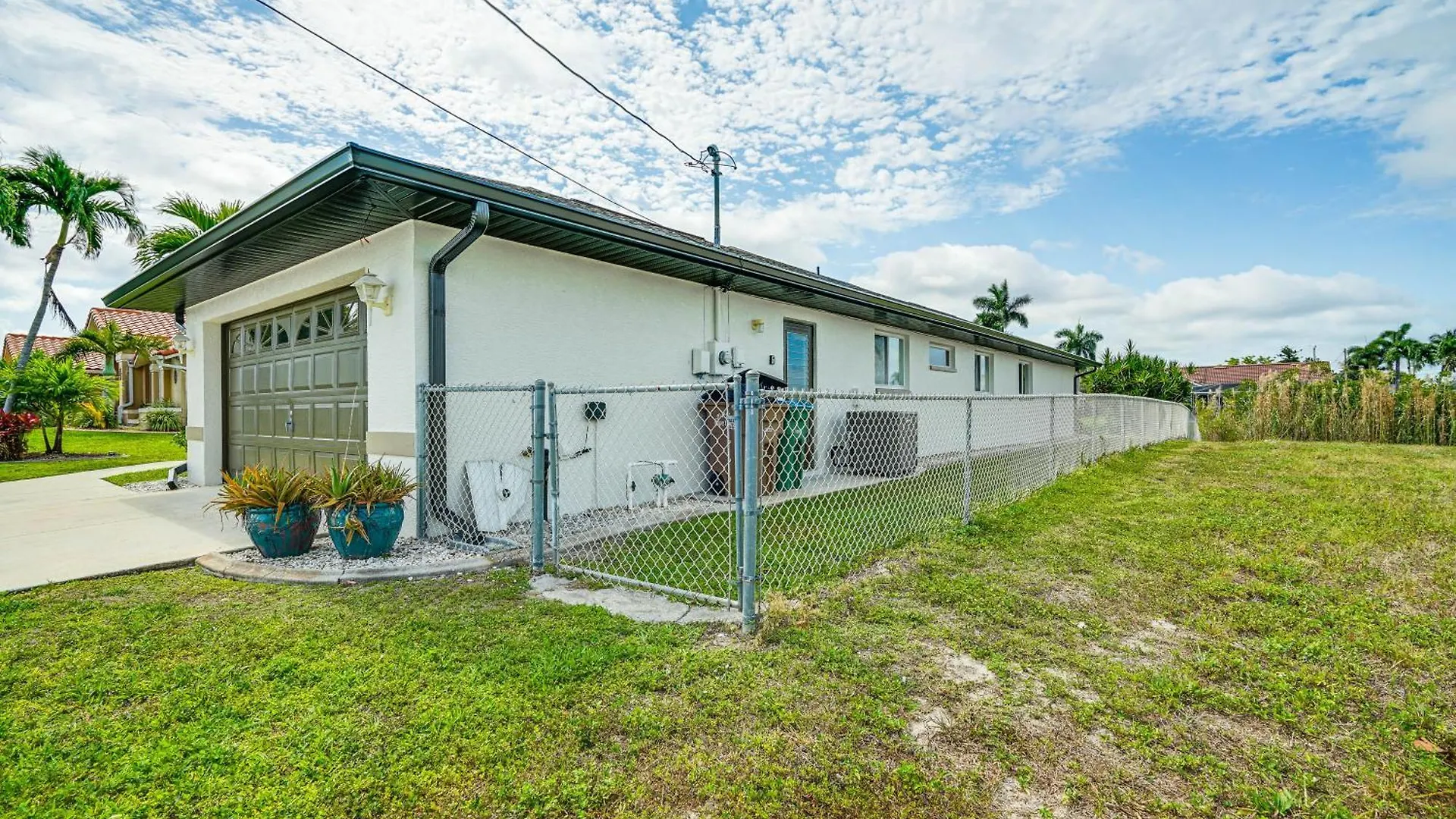 Sunny With Lanai And Pool On Canal! Holiday home *