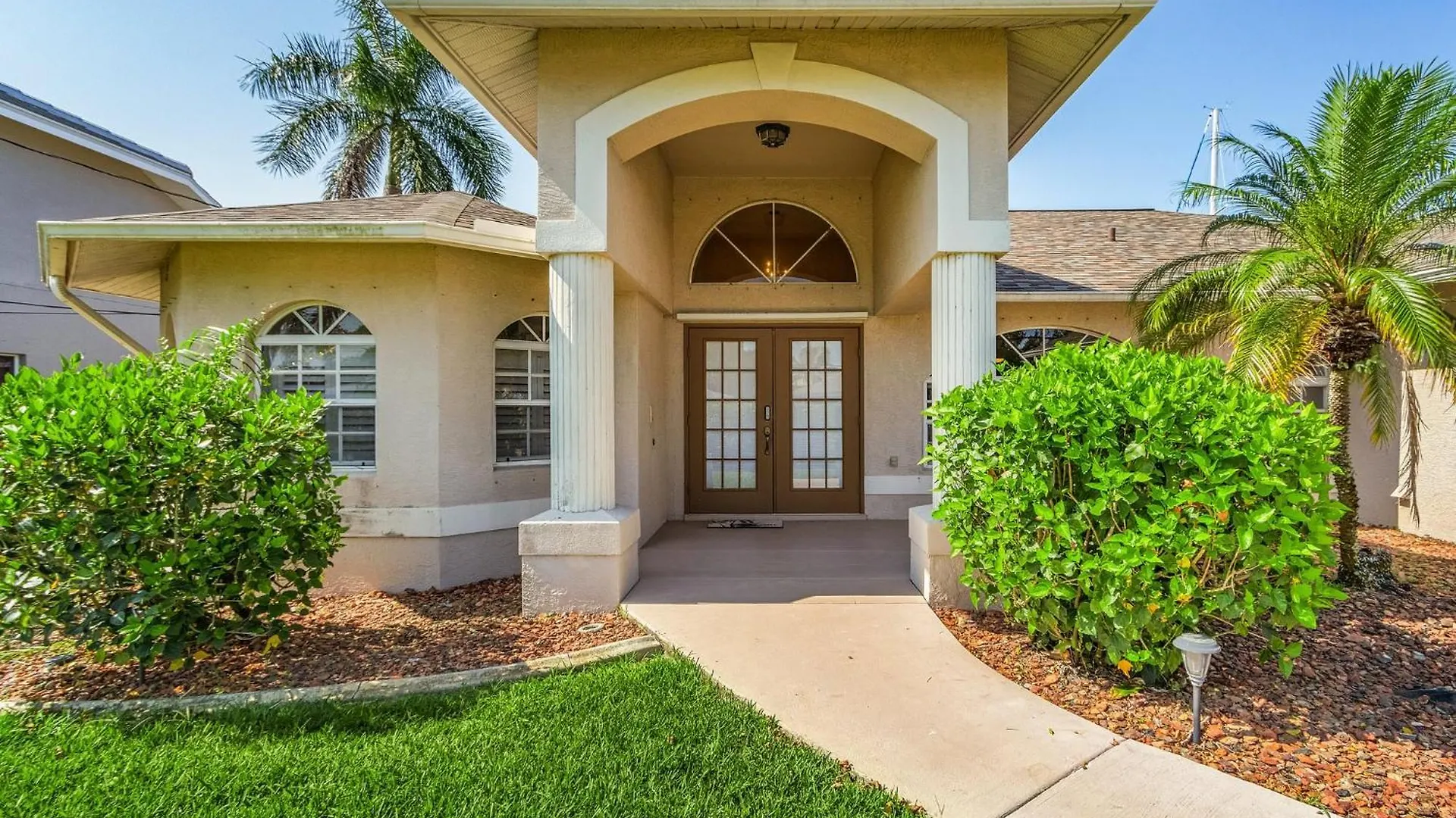 Key Largo Sw Cape - Waterfront Private Locally Owned & Managed, Fair & Honest Pricing * Cape Coral