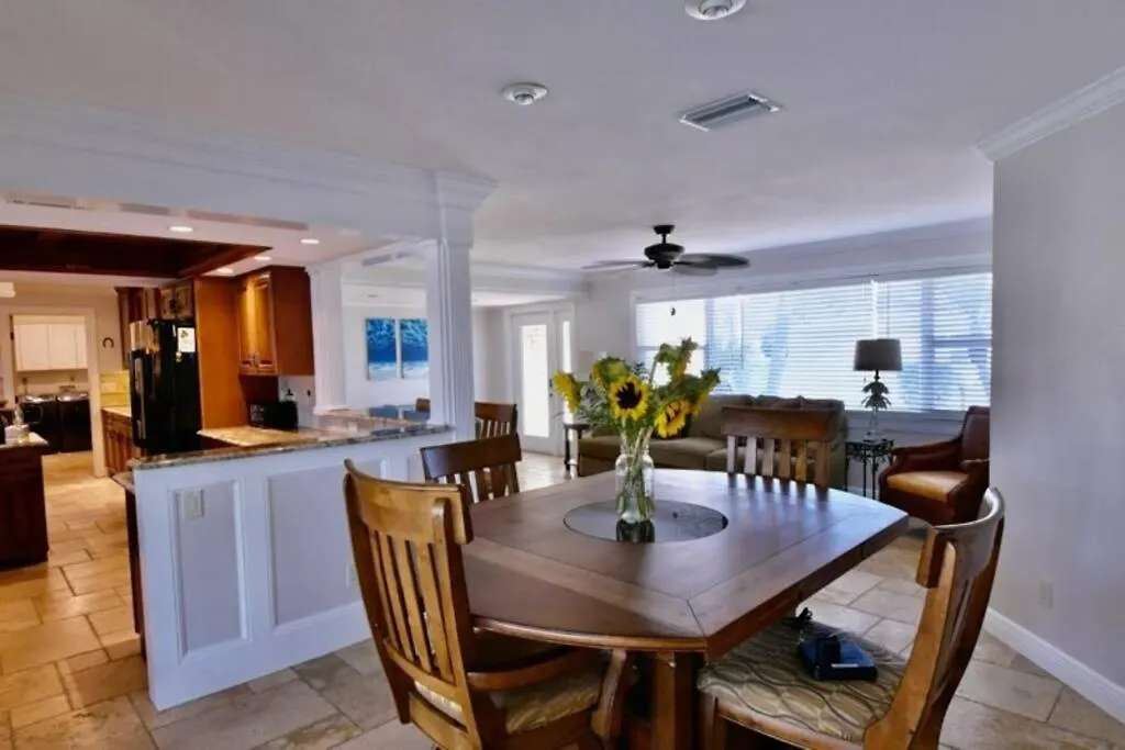 Holiday home Stunning Waterfront 3br Home-heated Pool And Spa!