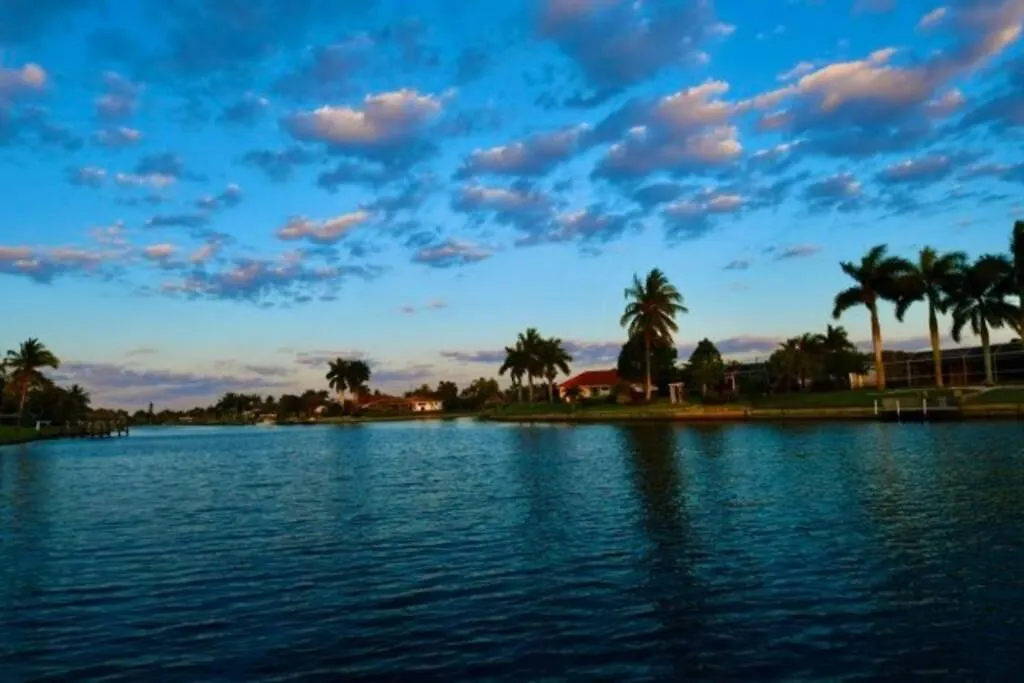 Holiday home Stunning Waterfront 3br Home-heated Pool And Spa!