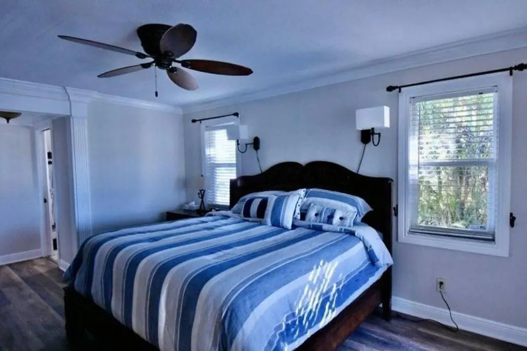 Holiday home Stunning Waterfront 3br Home-heated Pool And Spa!
