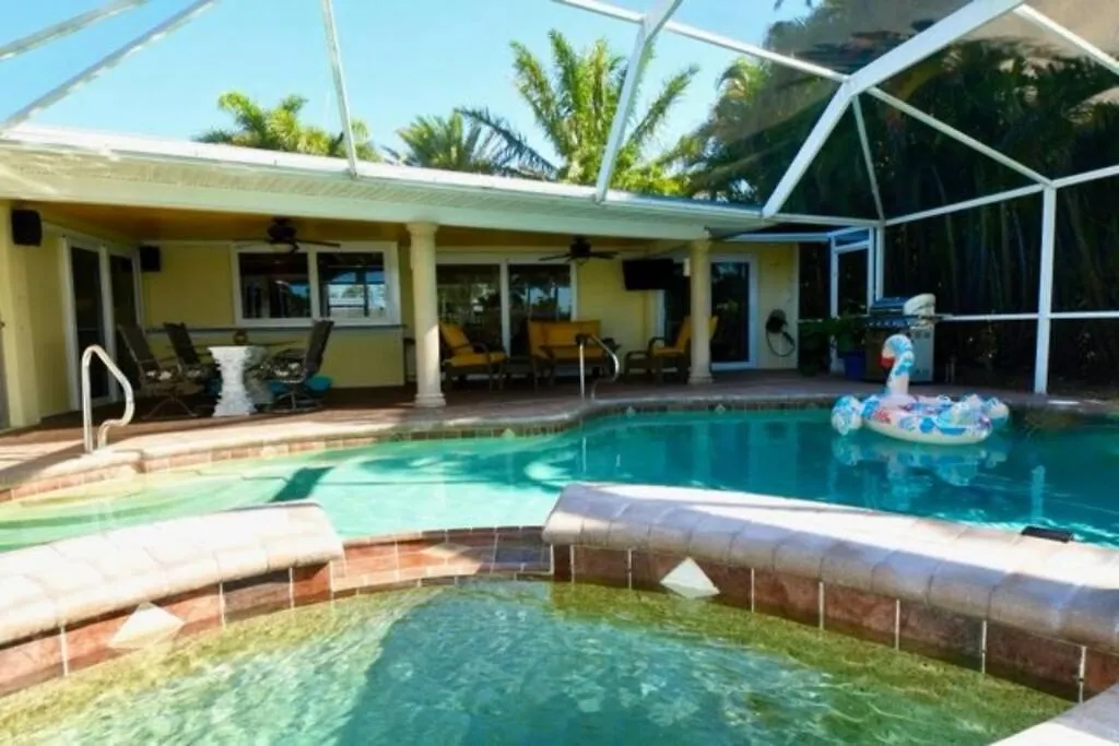 Holiday home Stunning Waterfront 3br Home-heated Pool And Spa! *