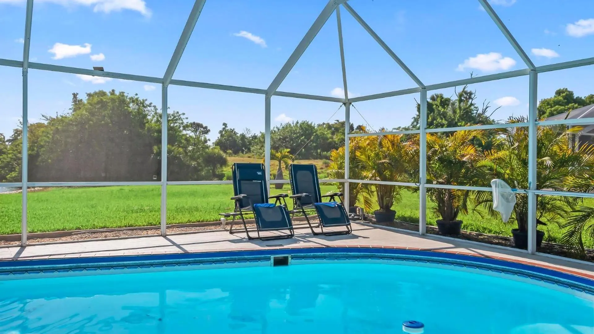 Charming Waterfront Getaway With Pool! Cape Coral