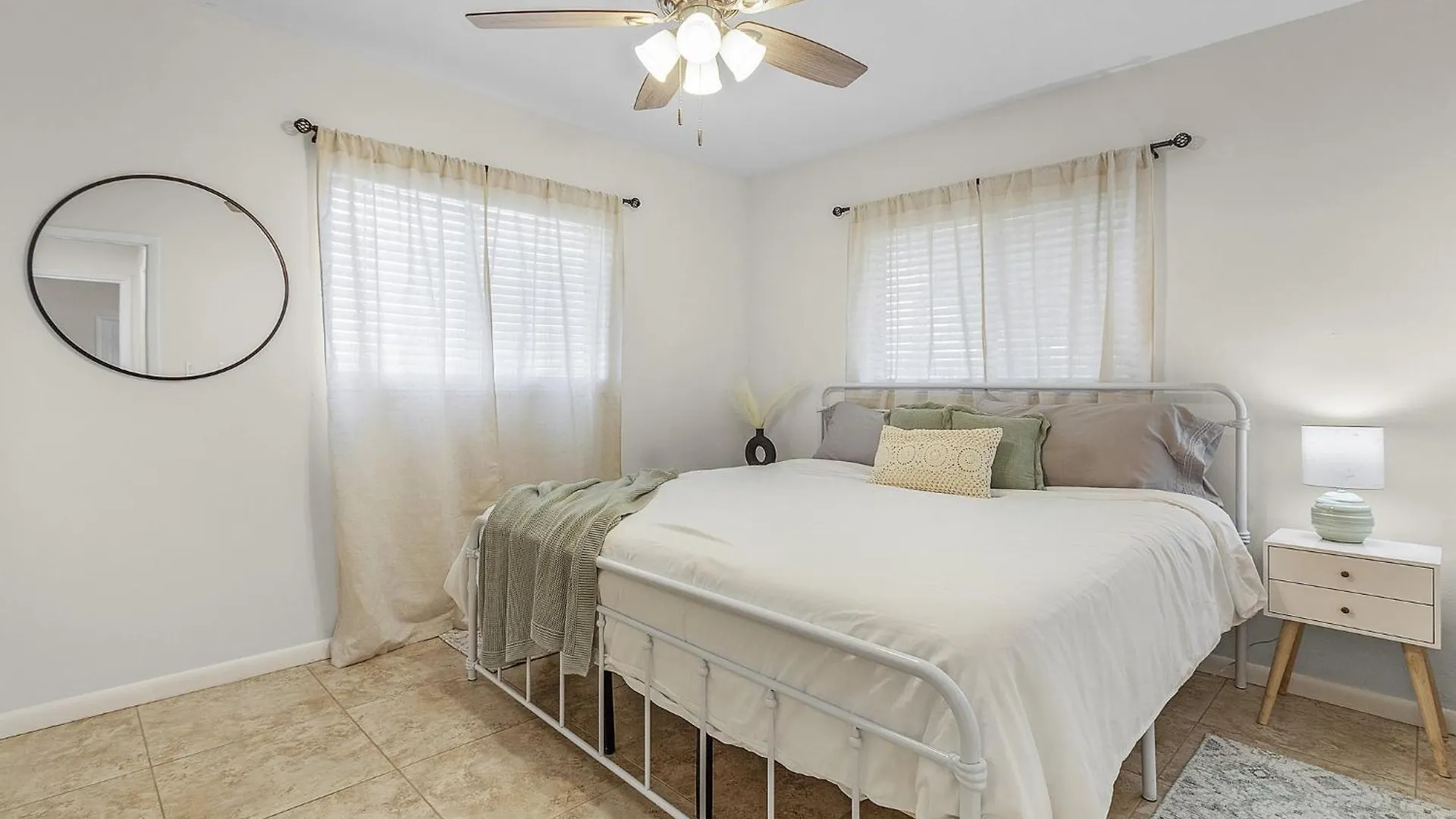 Cozy Retreat, Heated Pool, Water Canal, Bikes,3 Bedroom Cape Coral