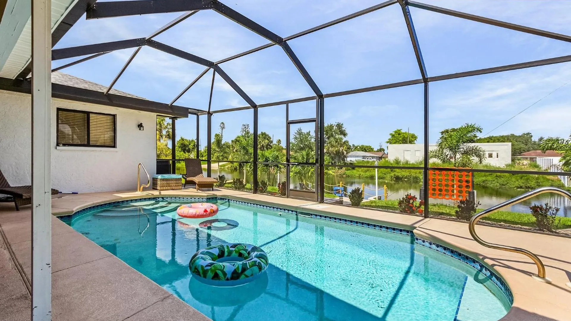 Cozy Retreat, Heated Pool, Water Canal, Bikes,3 Bedroom Cape Coral