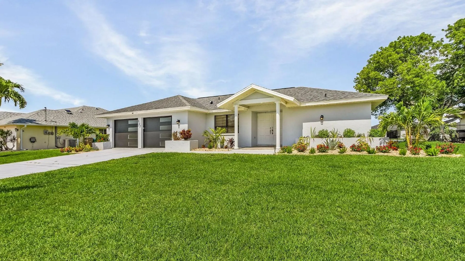 Cozy Retreat, Heated Pool, Water Canal, Bikes,3 Bedroom