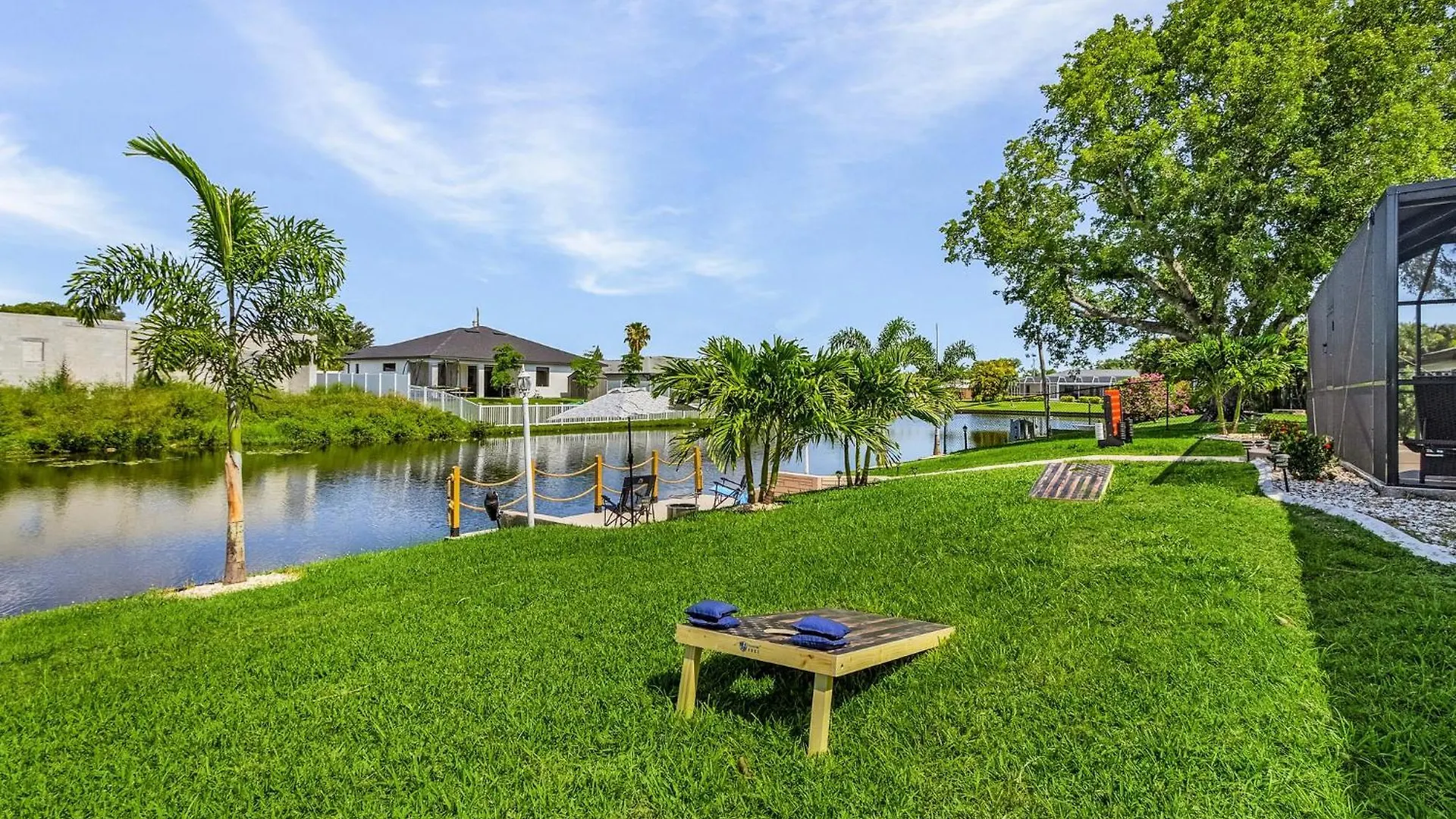 Holiday home Cozy Retreat, Heated Pool, Water Canal, Bikes,3 Bedroom Cape Coral