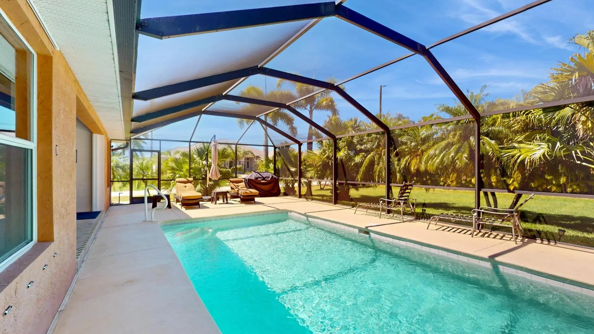 Poolside Paradise Holiday home
