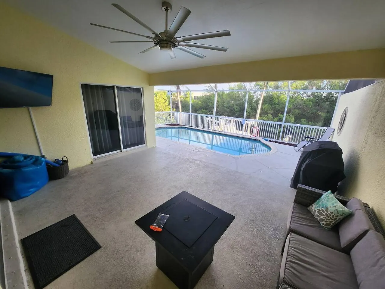 Modern Saltwater Front With A Private Pool Cape Coral