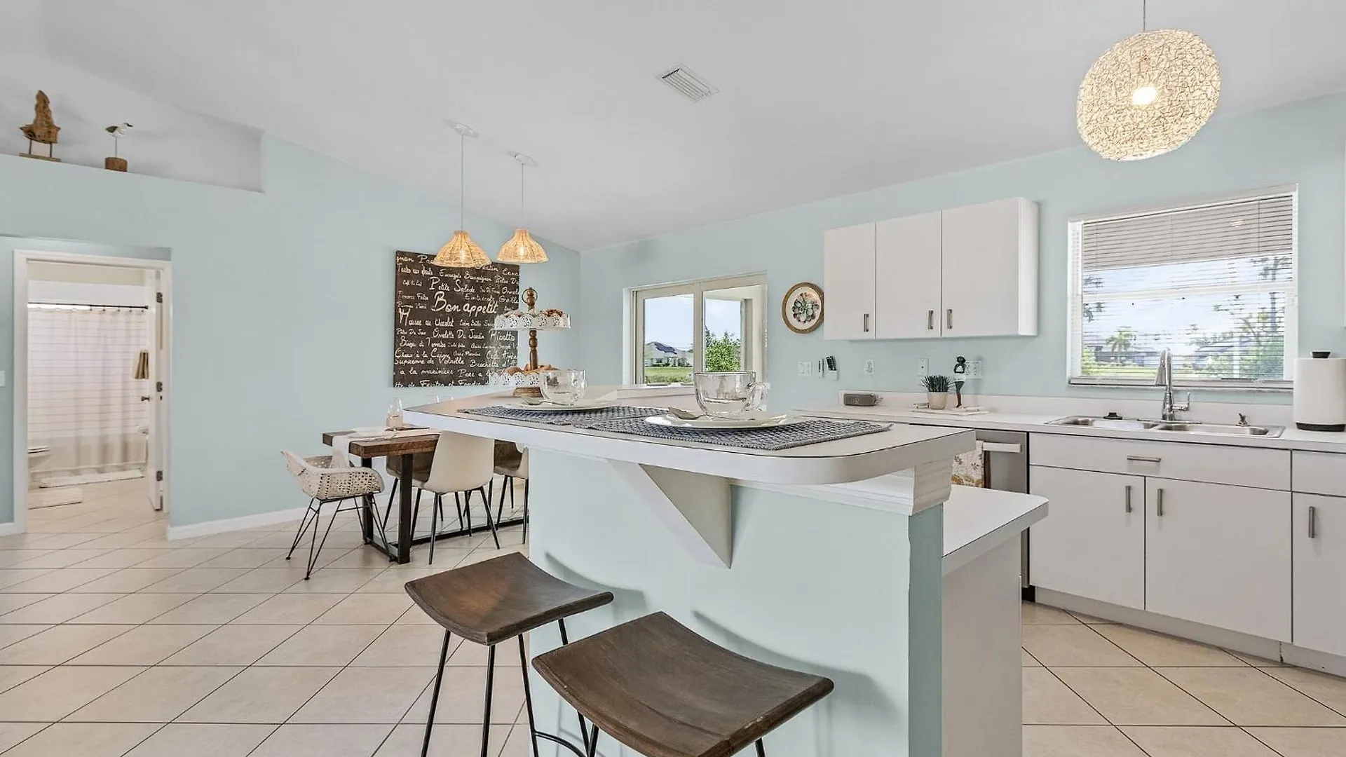 Canal With Heated Pool, Kayaks And Bicycles - The Retreat - Roelens Vacations Cape Coral