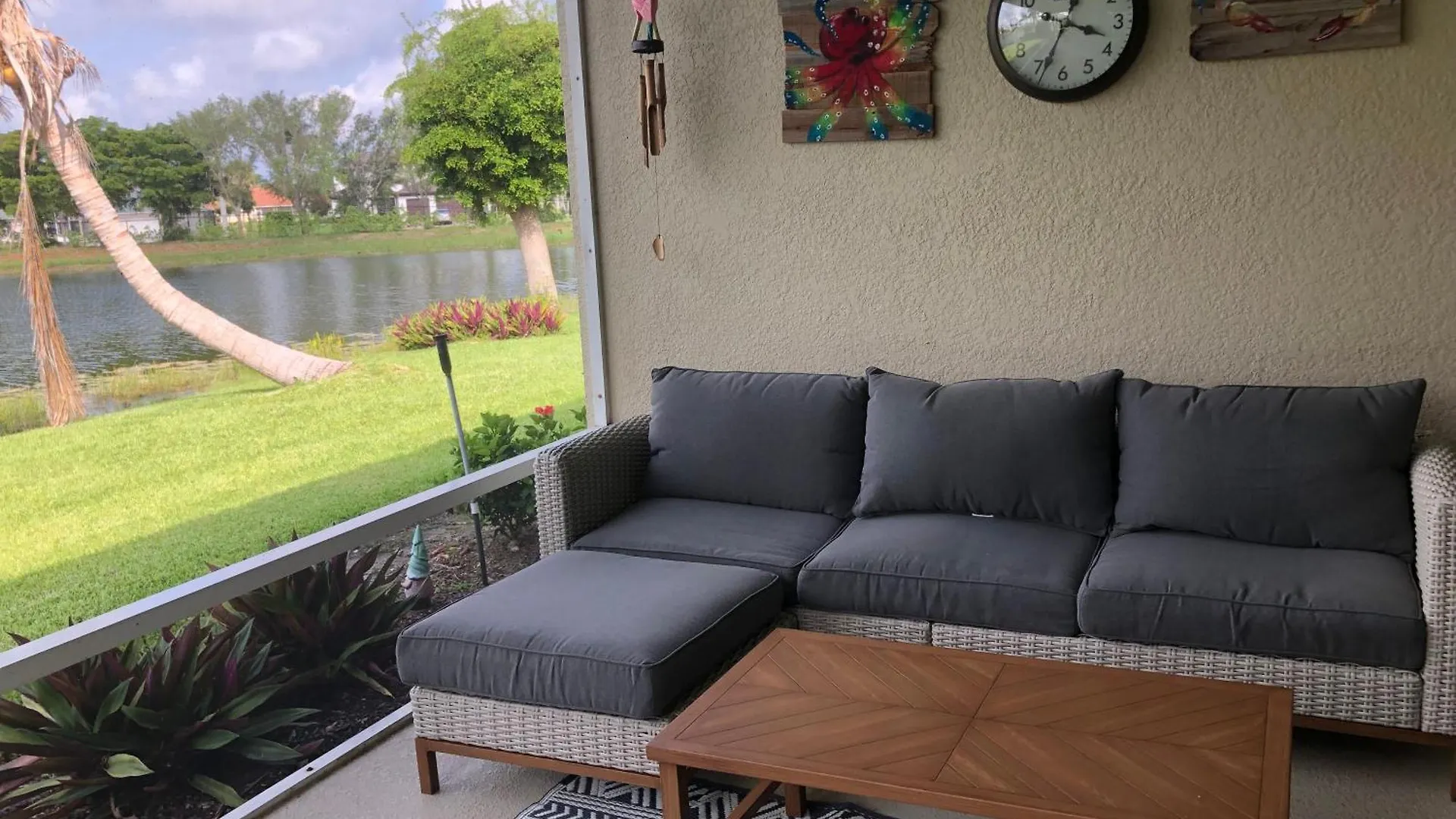 Villa Tropical House Style Living Pet Friendly