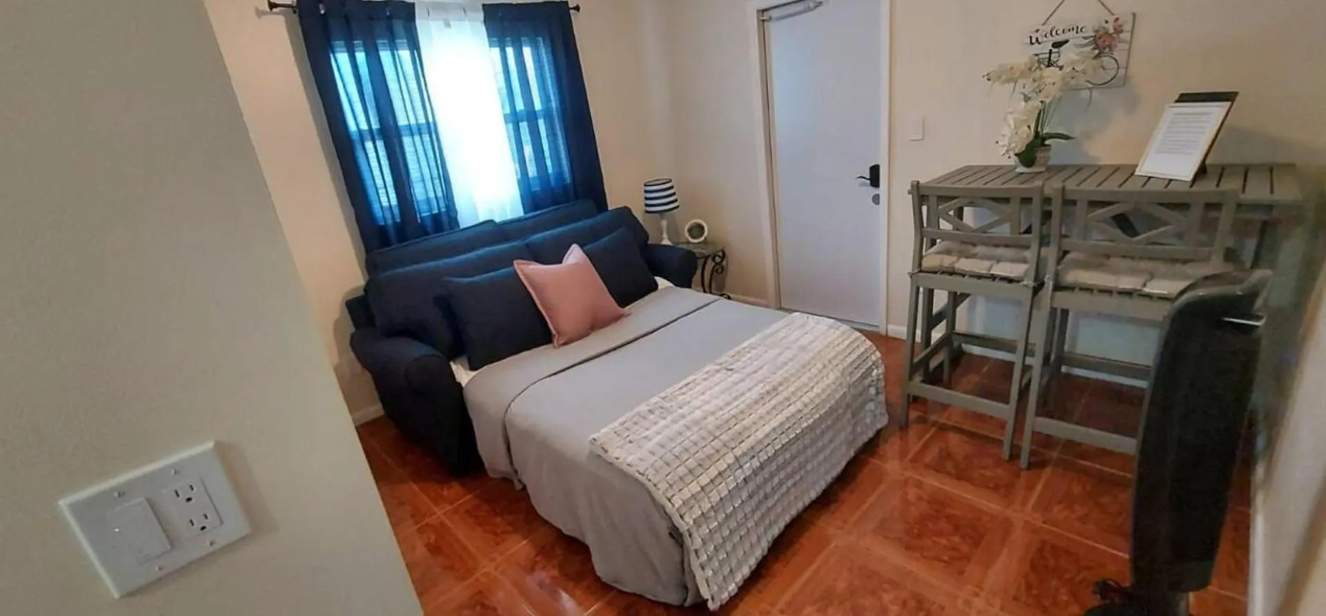 Private In Apartment *