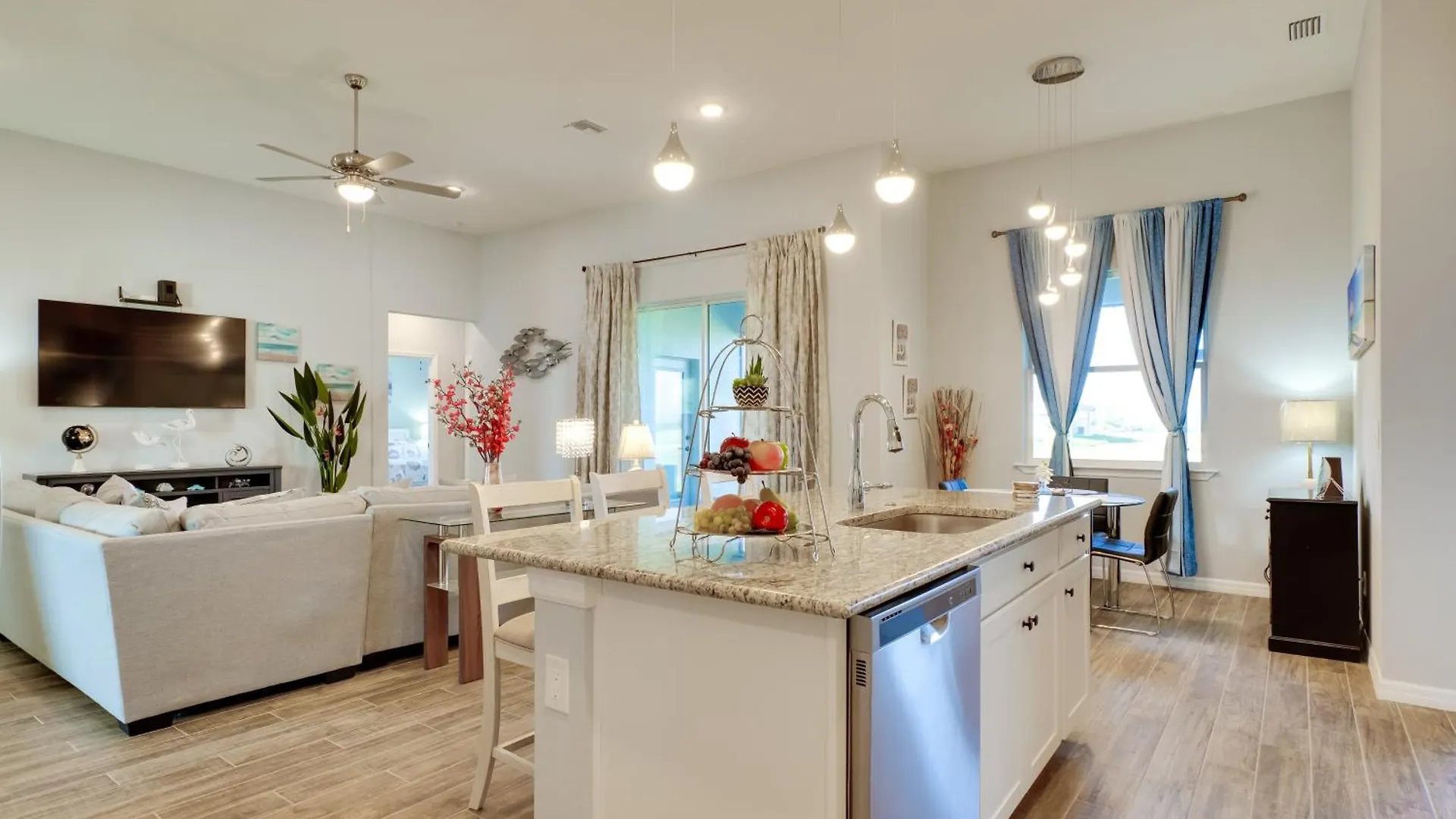 Holiday home Retreat With Screened-in Patio!