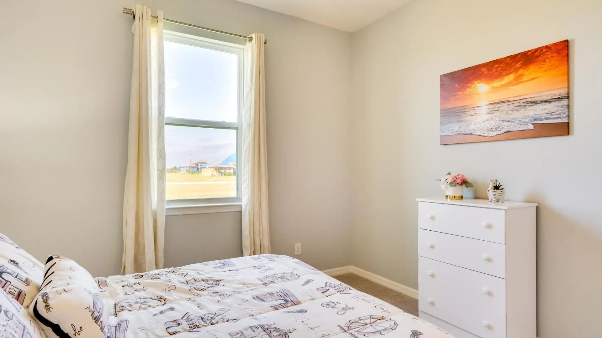 Holiday home Retreat With Screened-in Patio! *