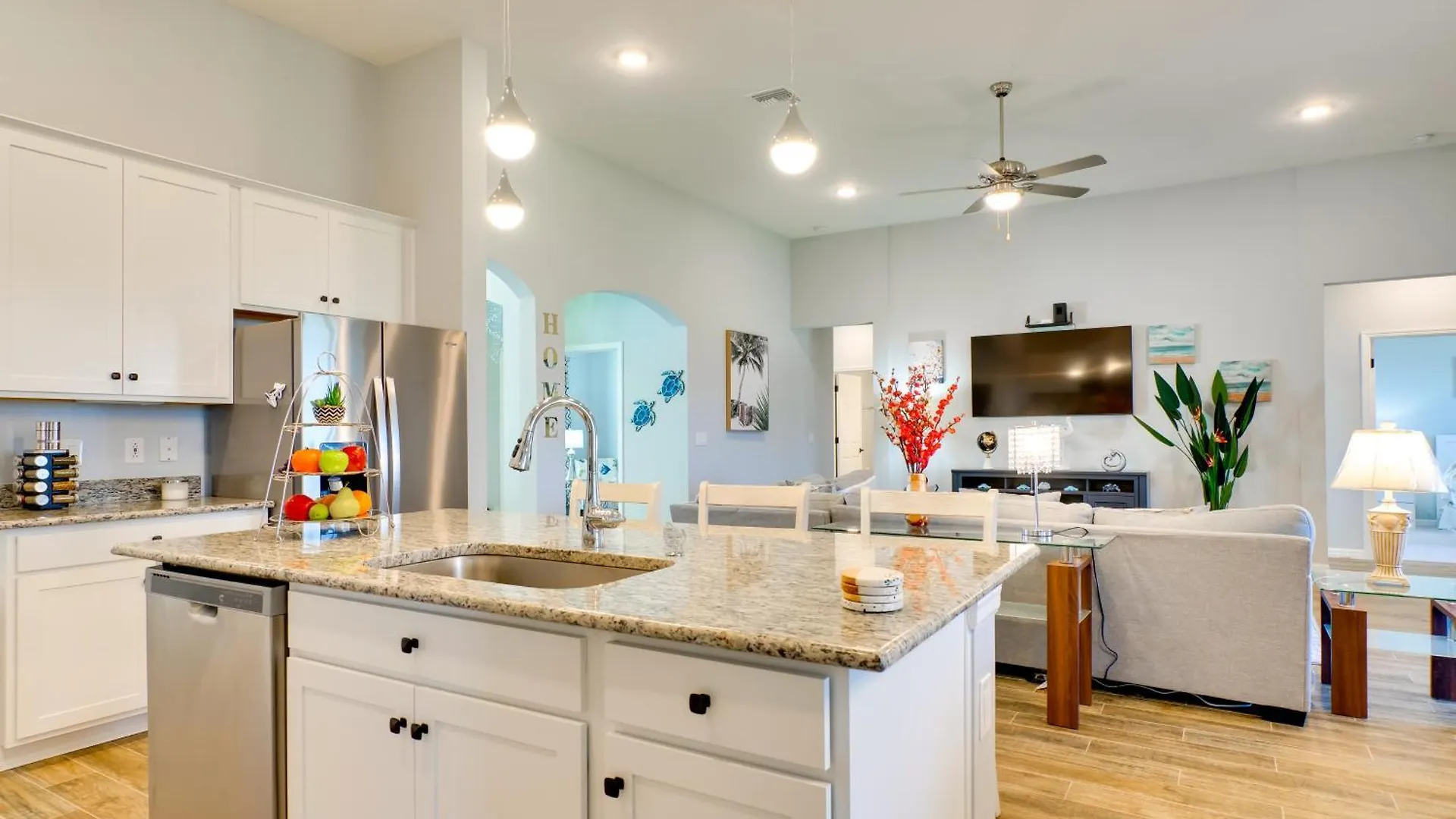 Holiday home Retreat With Screened-in Patio! *