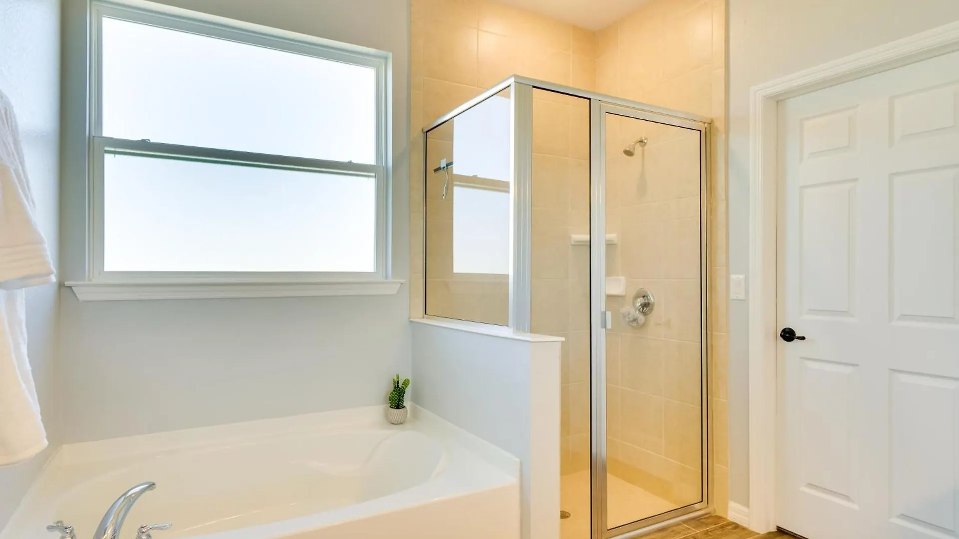 Retreat With Screened-in Patio!