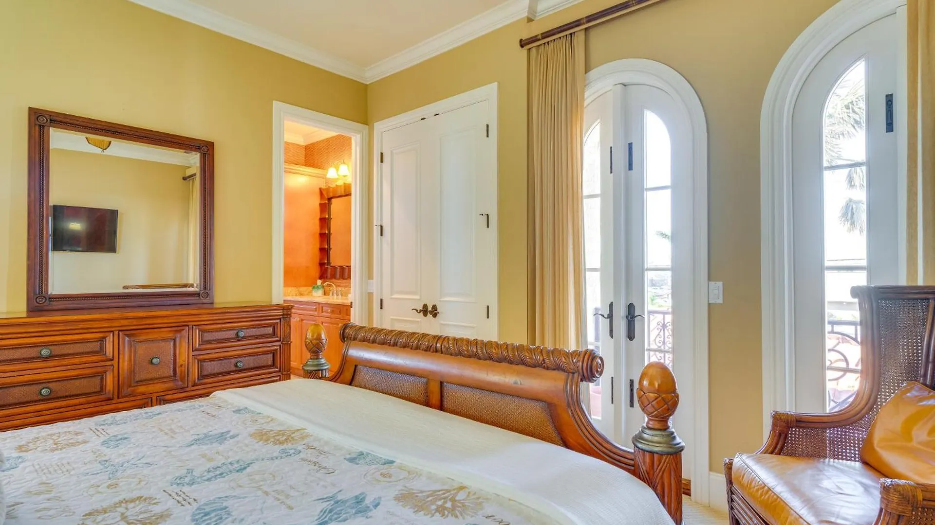 Villa Upscale With Pool And Boat Dock *