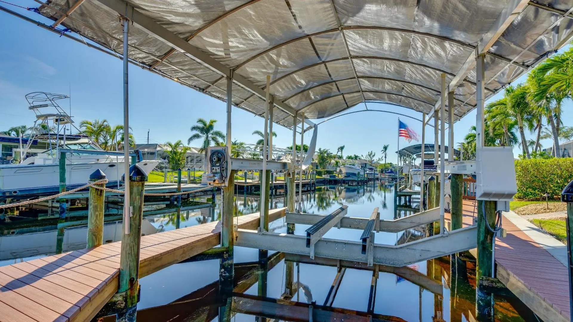 Upscale With Pool And Boat Dock Villa *
