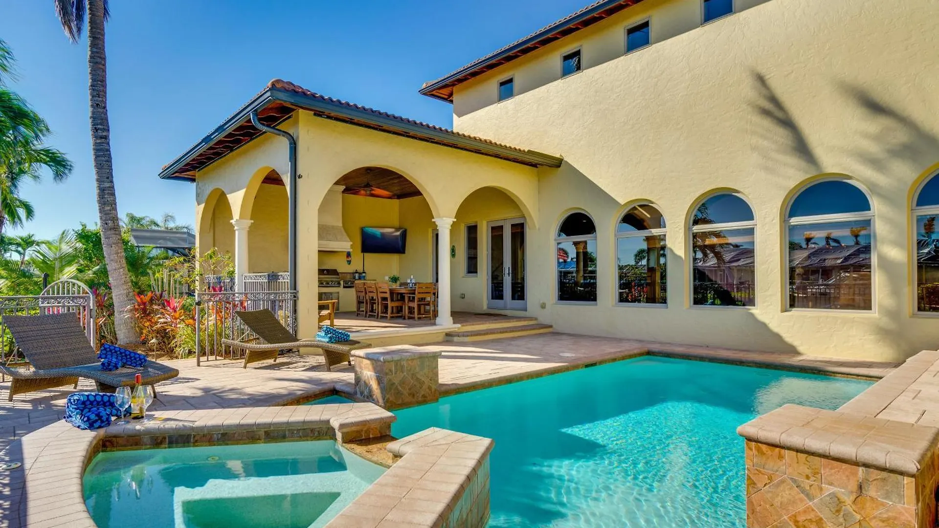 Upscale With Pool And Boat Dock *