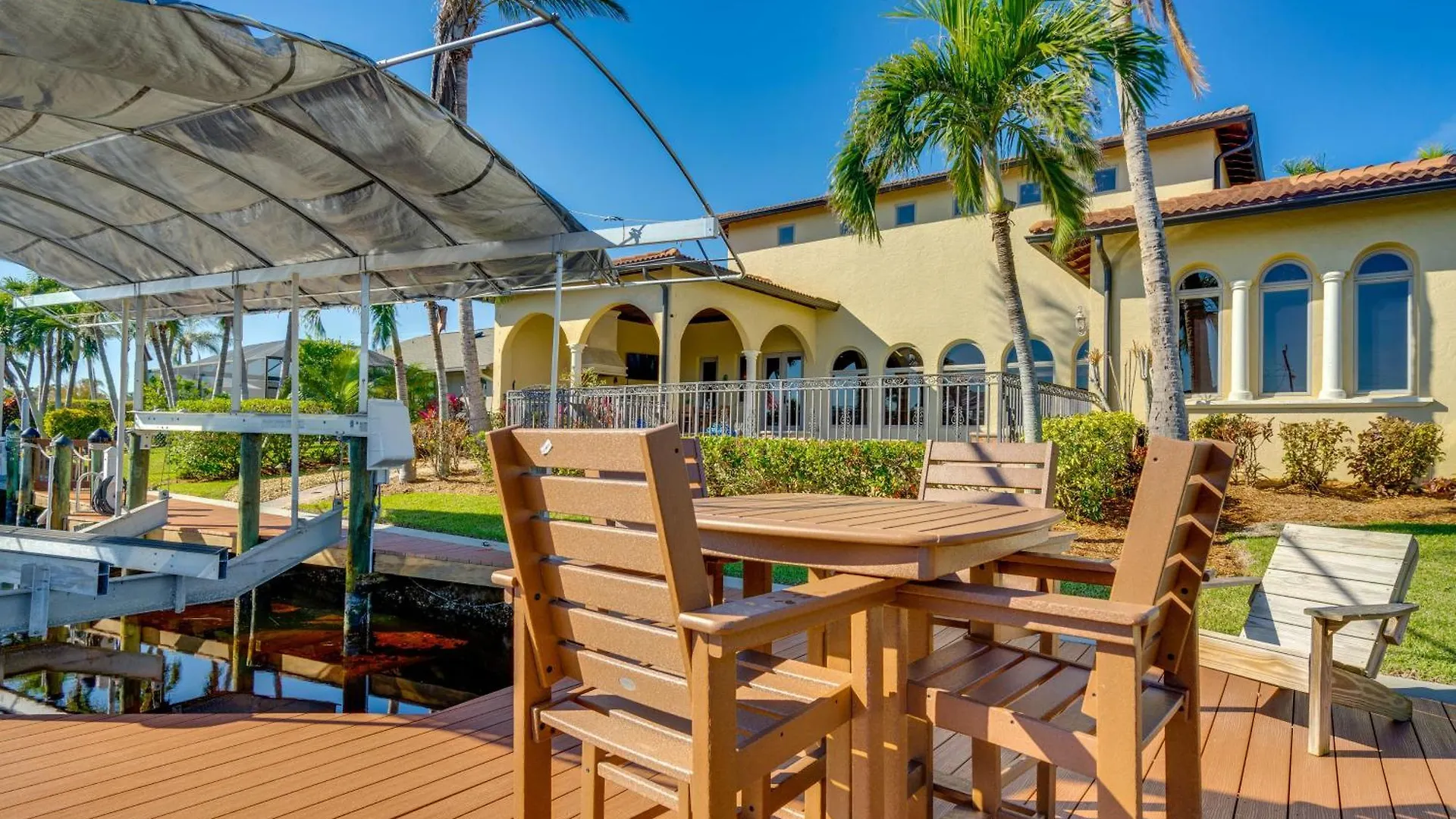 Upscale With Pool And Boat Dock Villa
