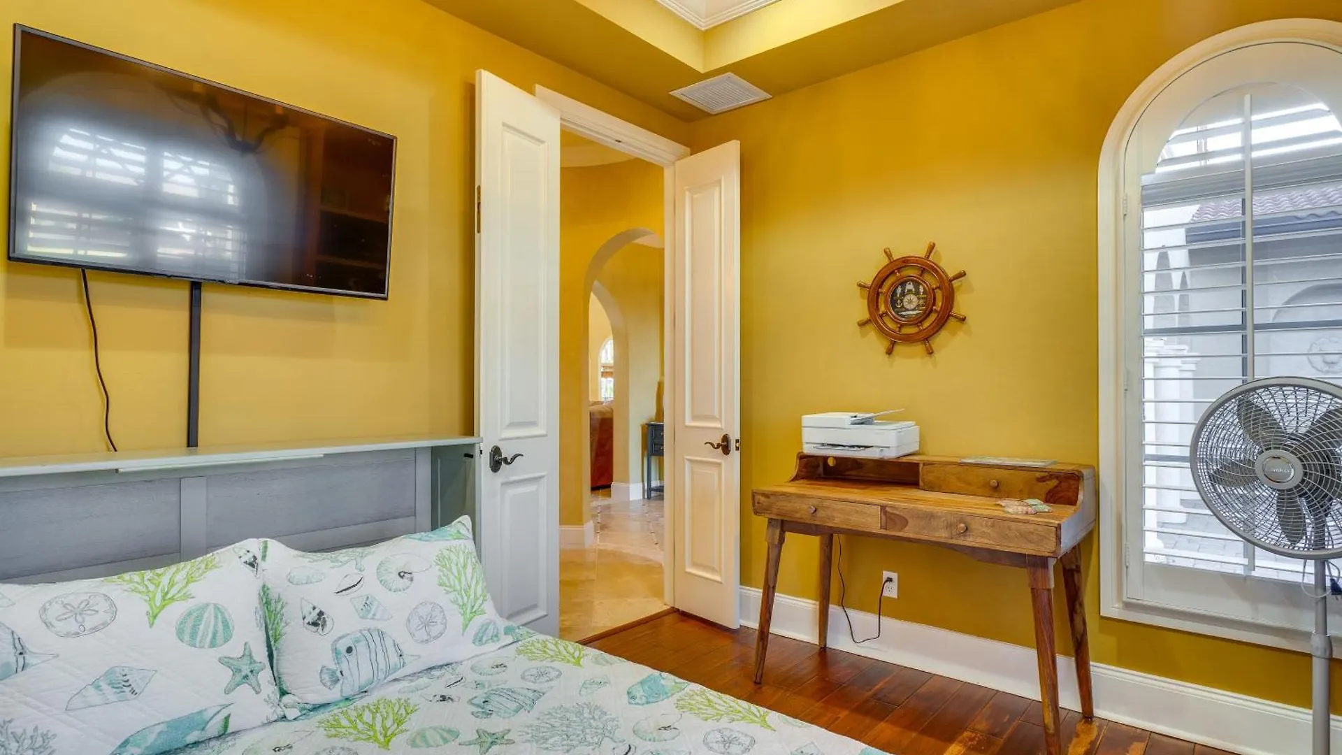 Upscale With Pool And Boat Dock Villa