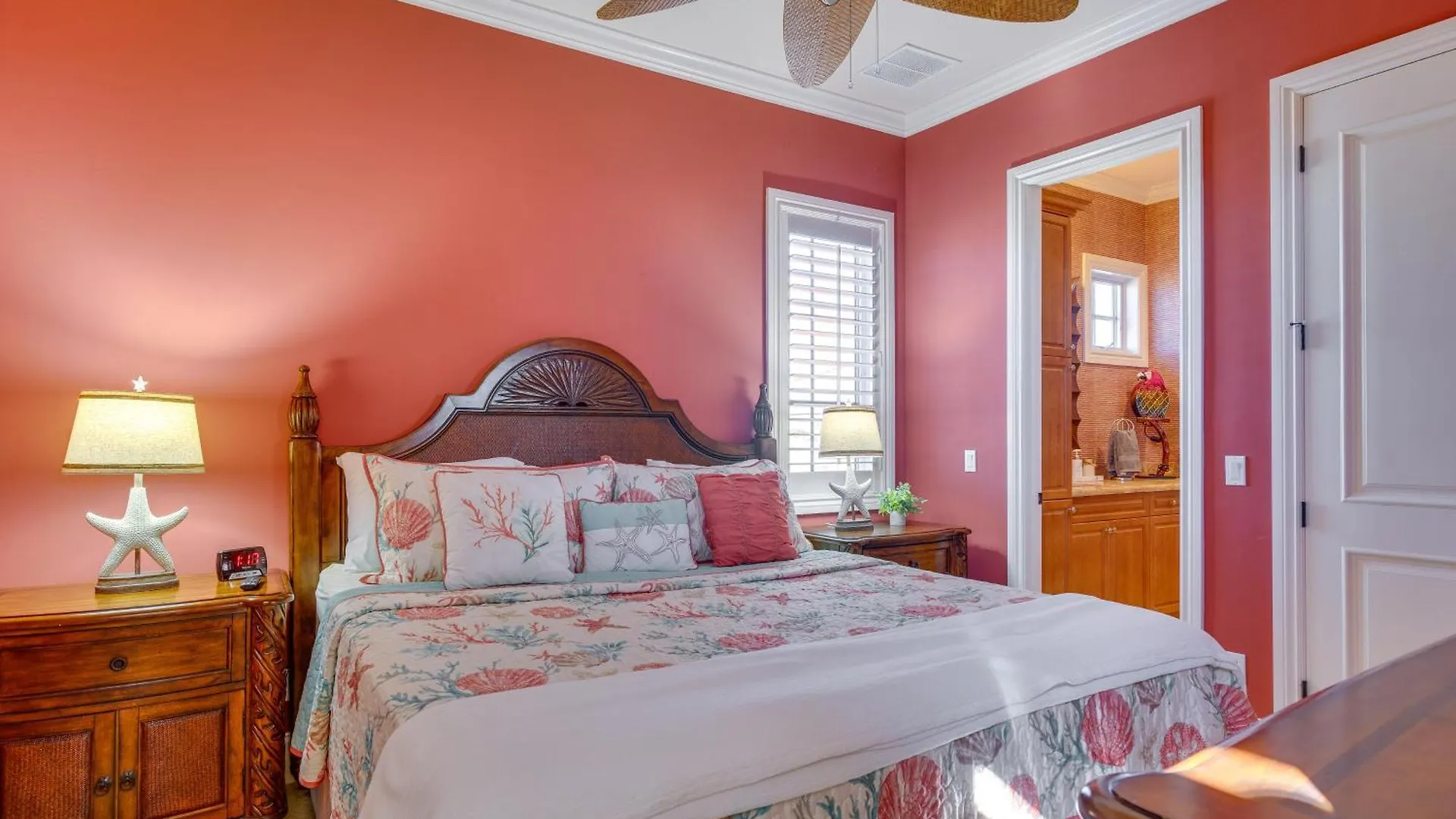 Villa Upscale With Pool And Boat Dock