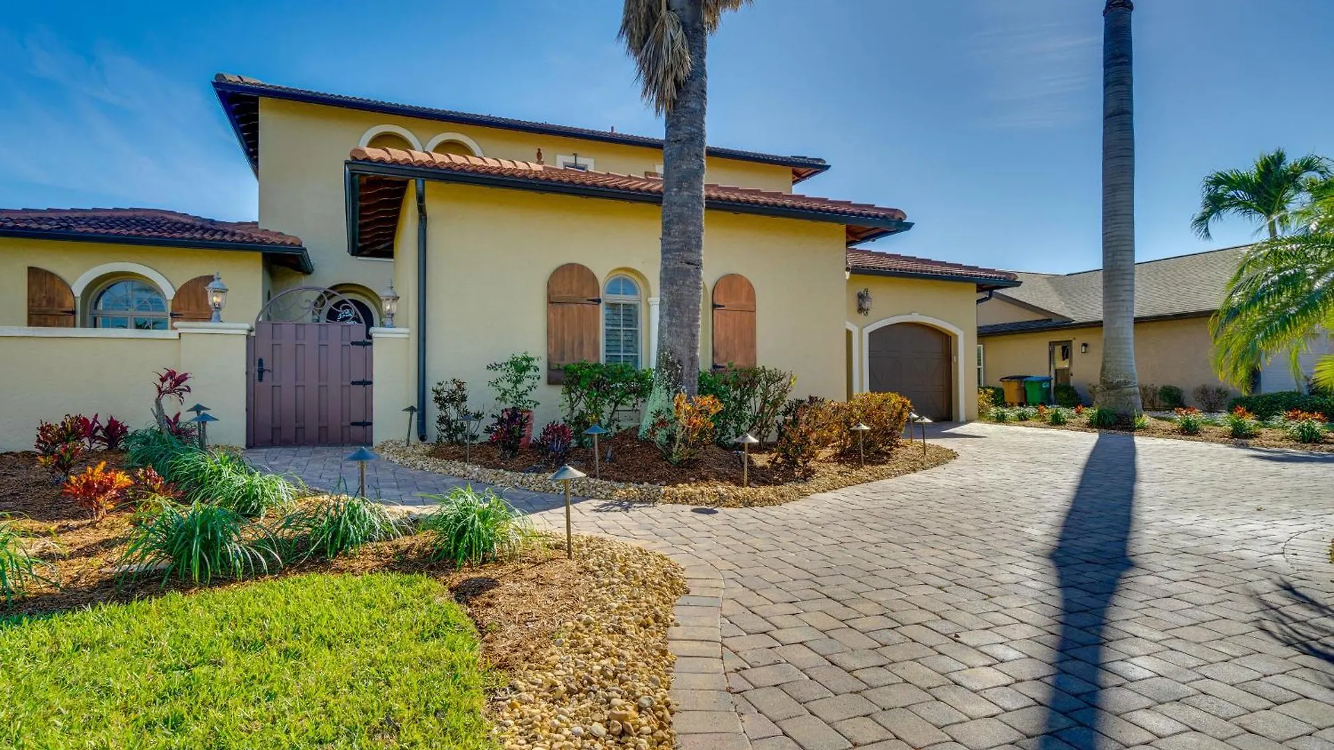 Upscale With Pool And Boat Dock *