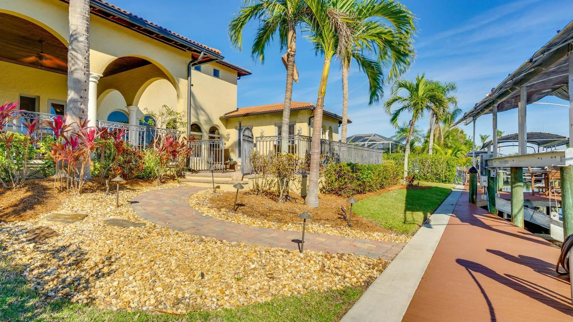 Upscale With Pool And Boat Dock Villa *
