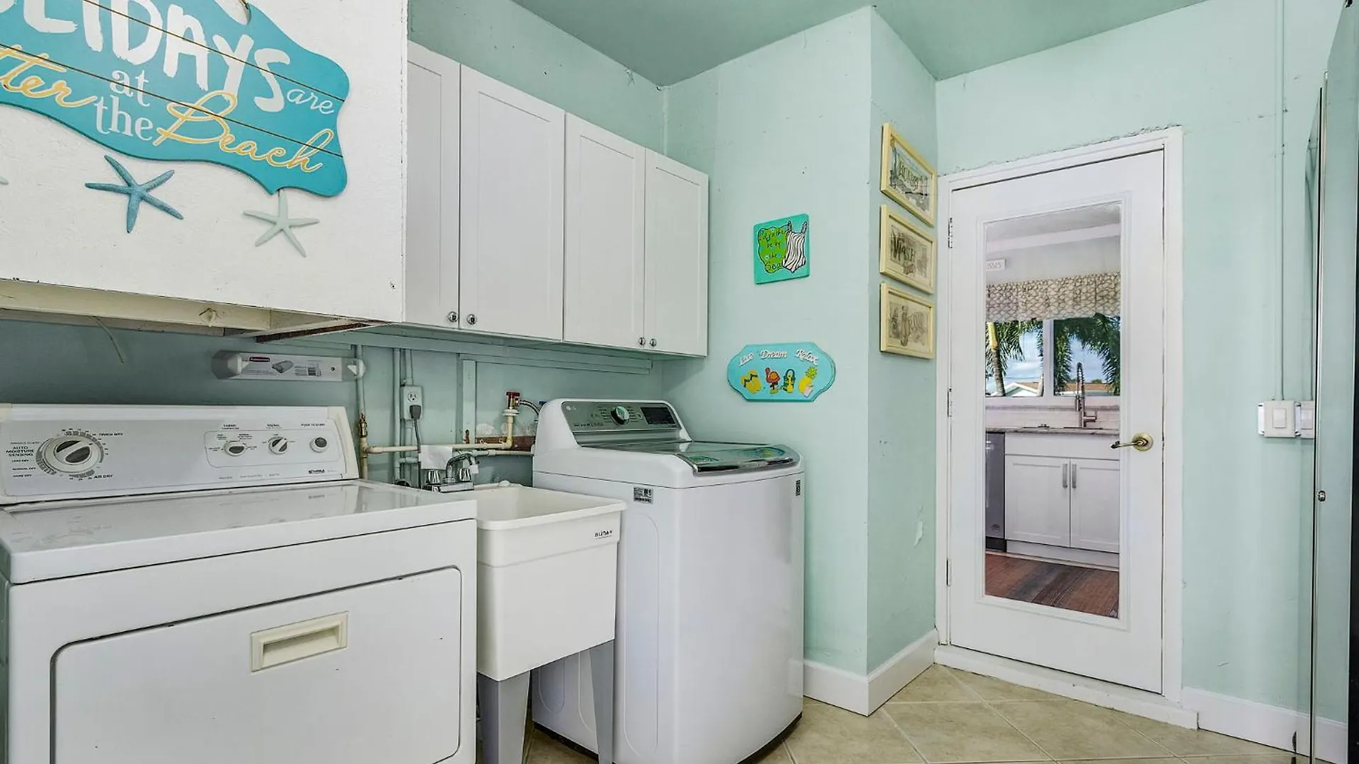 Indigo Dreams Pool W/ Waterfront Boat Dock. Holiday home Cape Coral