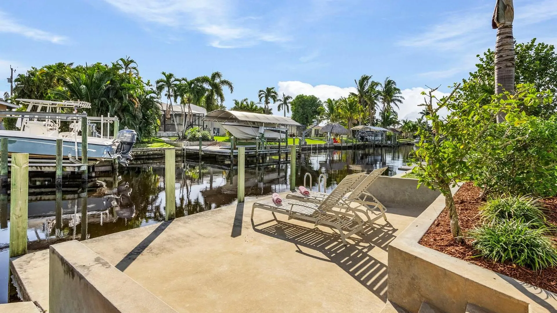 Indigo Dreams Pool W/ Waterfront Boat Dock. Holiday home *