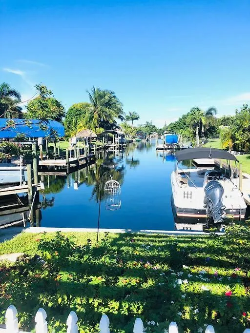 Indigo Dreams Pool W/ Waterfront Boat Dock. Holiday home Cape Coral