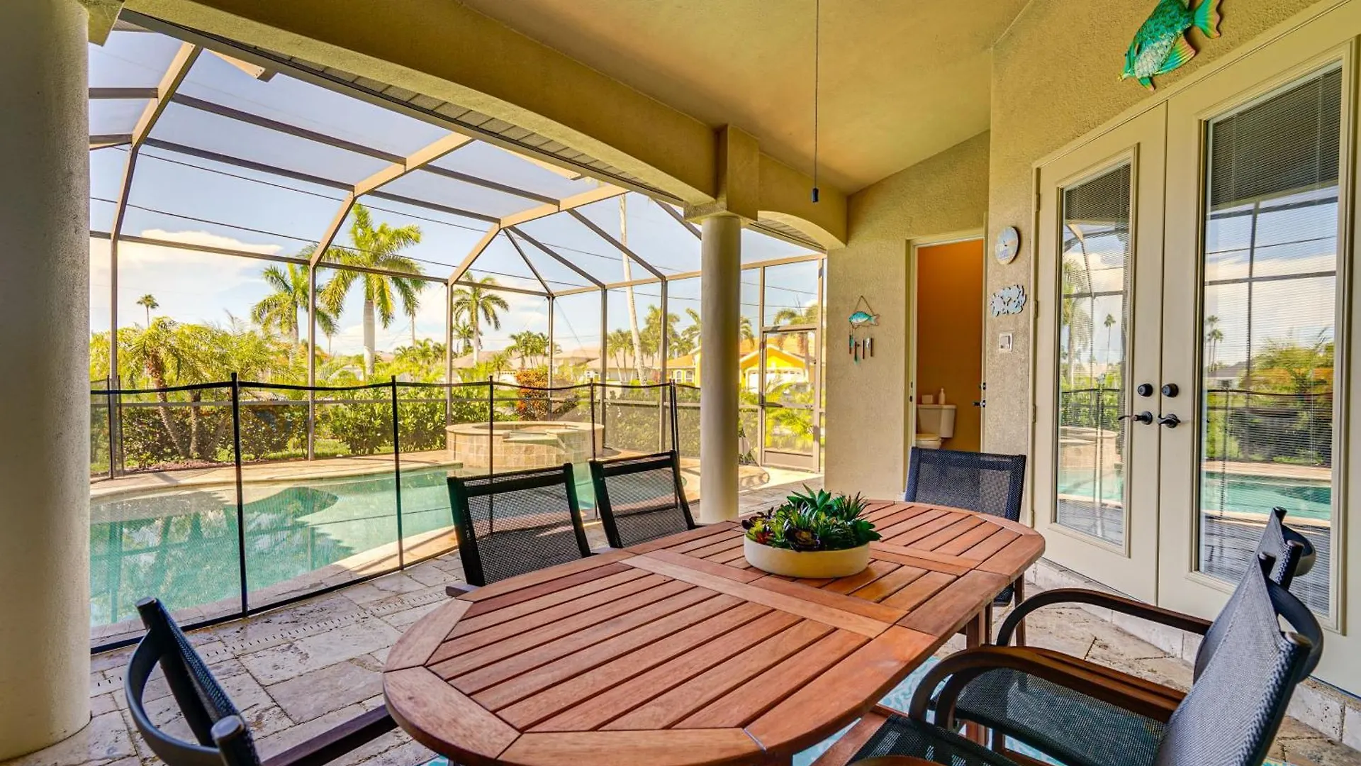 With Private Pool 5 Mi To Beaches! Holiday home *