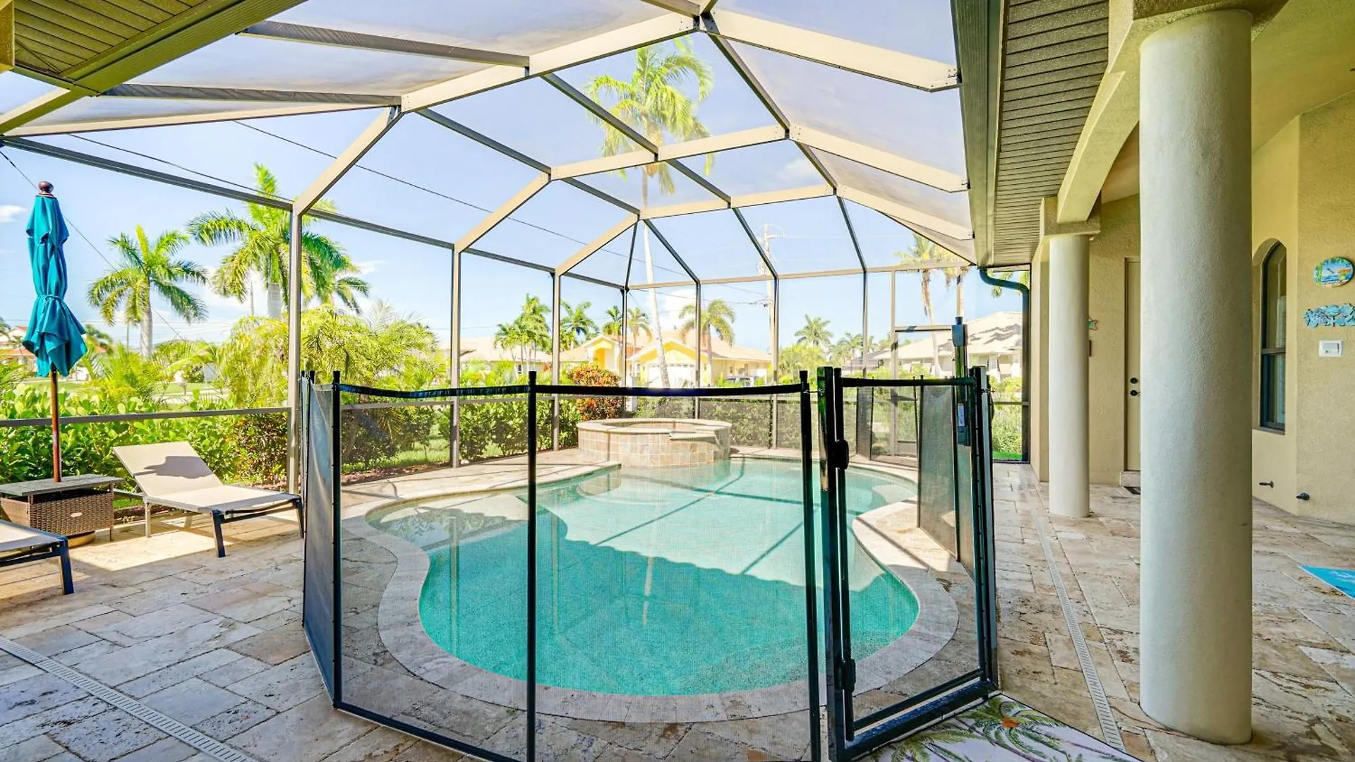 With Private Pool 5 Mi To Beaches! Holiday home