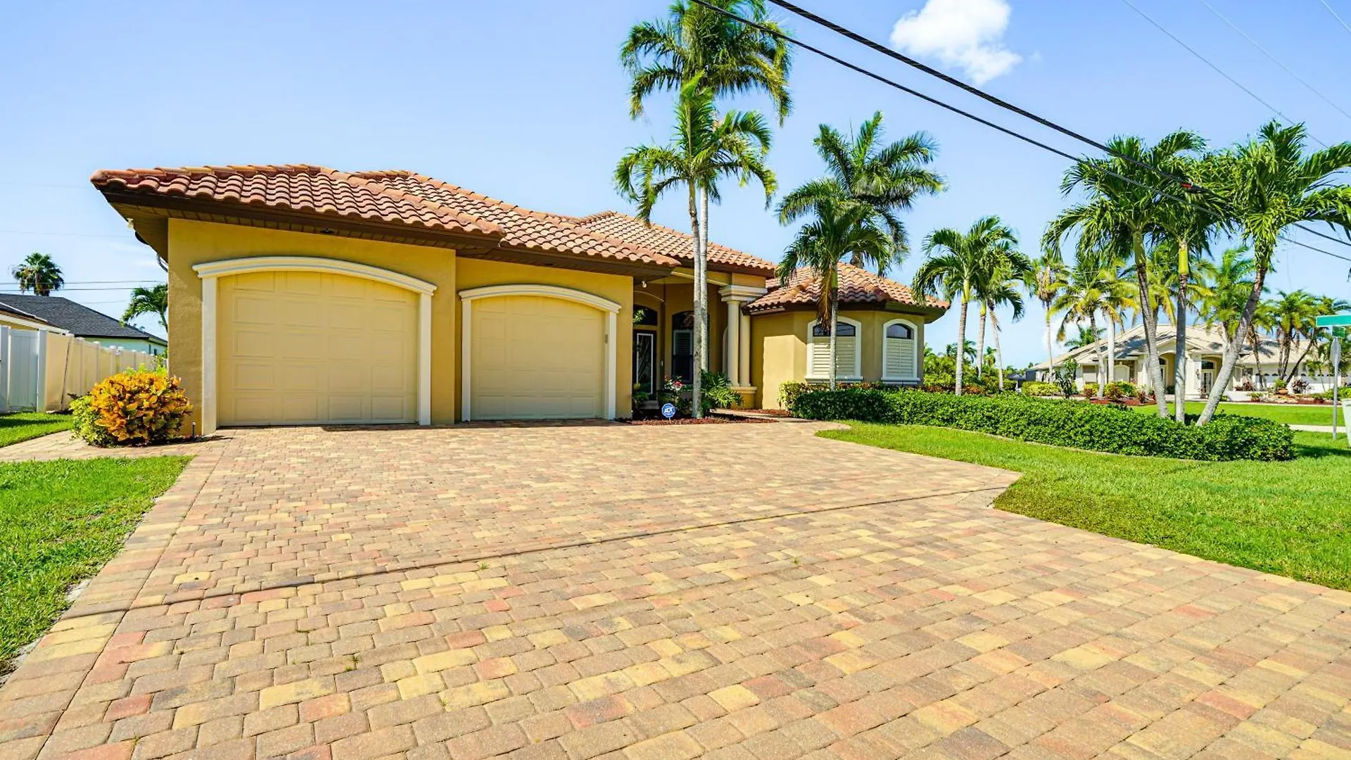 With Private Pool 5 Mi To Beaches! Holiday home *