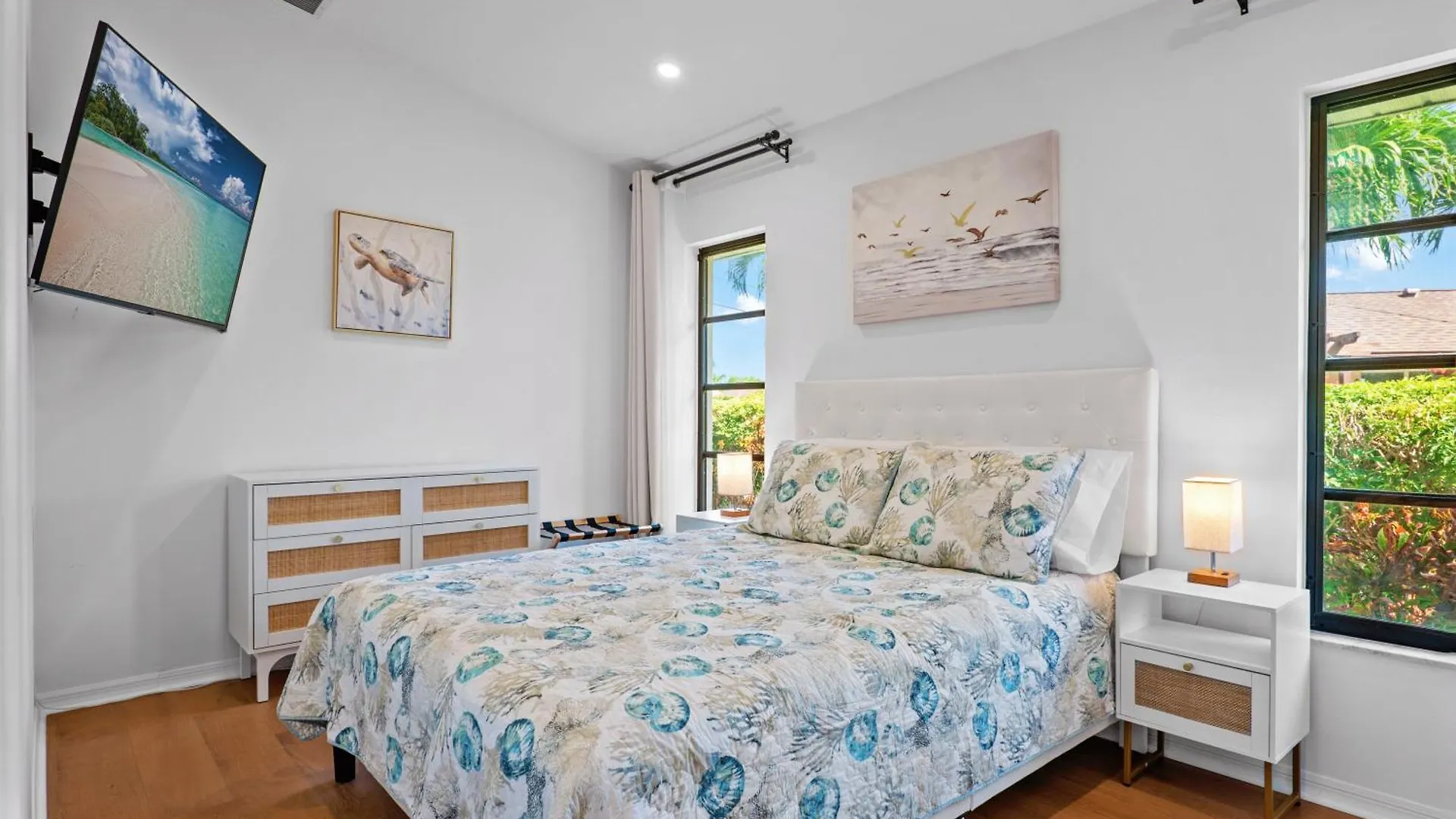 Pelican Paradise! Waterfront, Bbq, Heated Pool, King Bed, Luxury, Family Fun & *