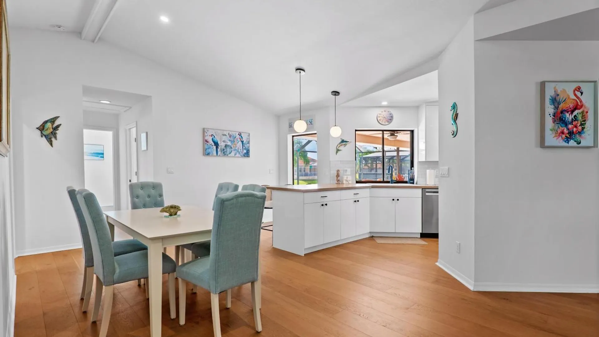 Pelican Paradise! Waterfront, Bbq, Heated Pool, King Bed, Luxury, Family Fun & Villa