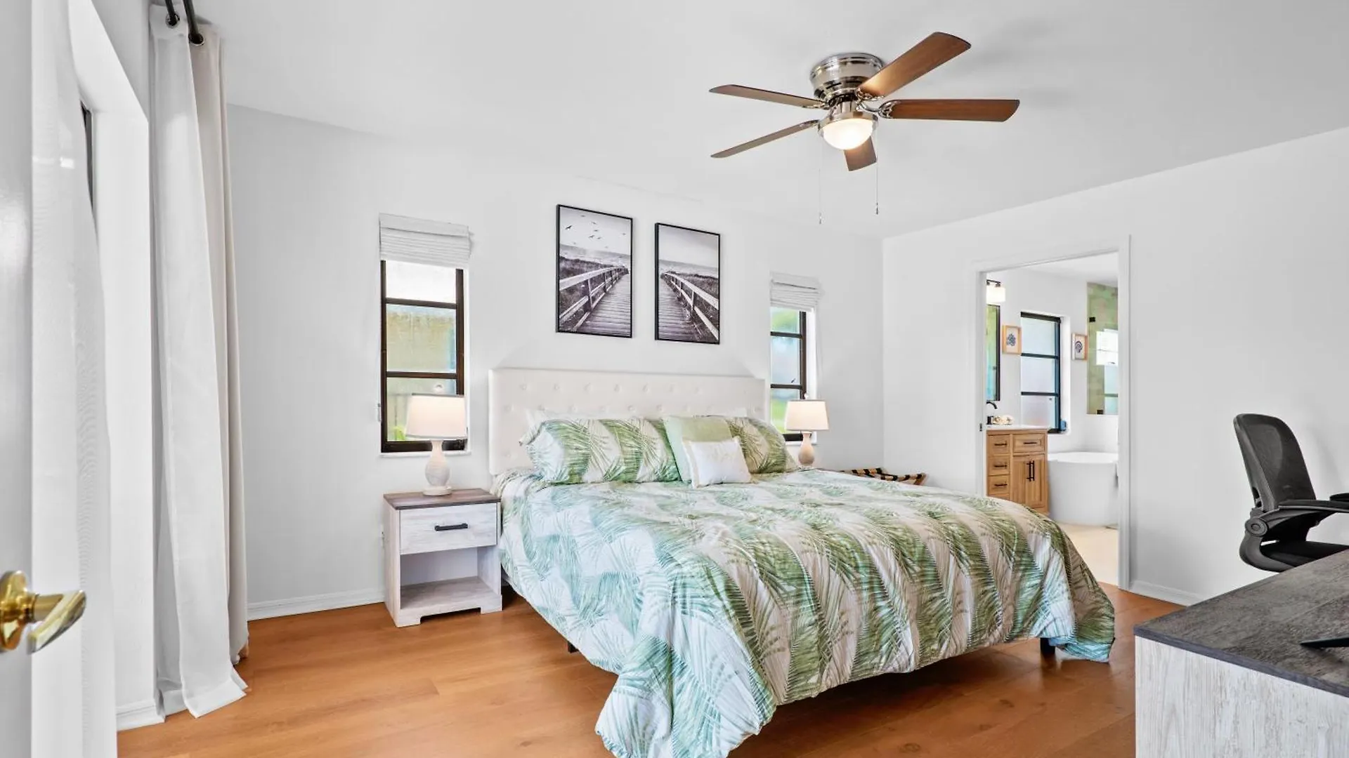 Pelican Paradise! Waterfront, Bbq, Heated Pool, King Bed, Luxury, Family Fun &
